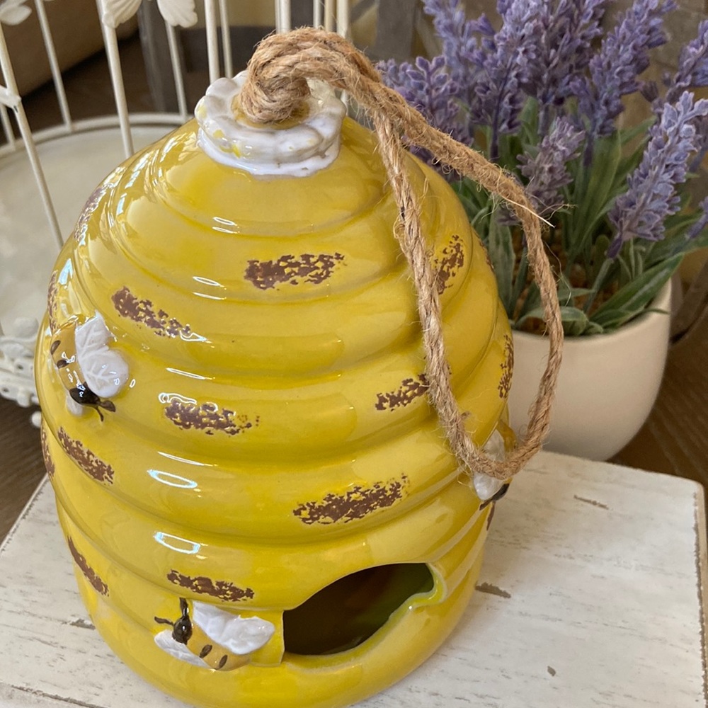 NEW! Cottage Farmhouse Distressed Bumblebee Queen Bee Beehive Ceramic Birdhouse - Picture 4 of 9